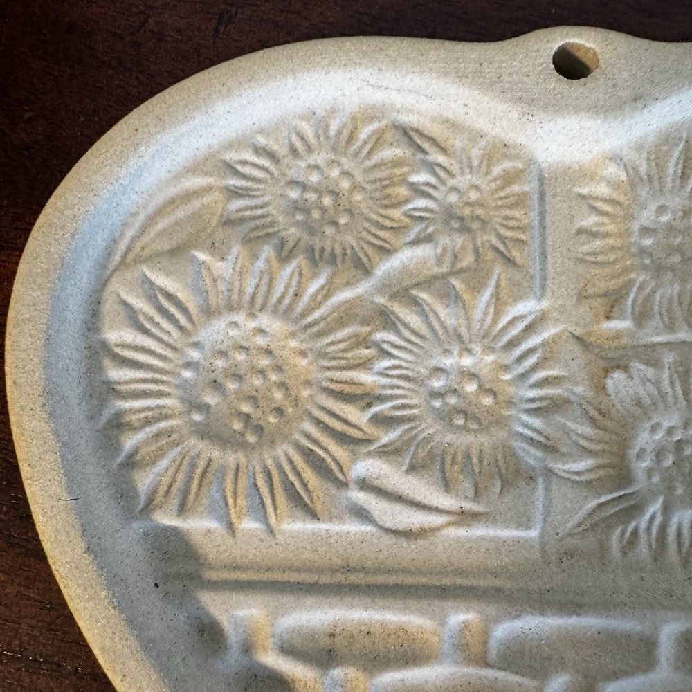 VTG 1994 Pampered Chef 6" Stoneware Sunflower Basket Heart Cookie Mold Made USA - Picture 2 of 8